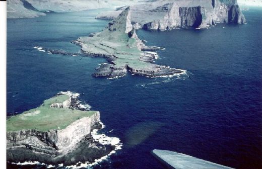 Tindholmen ved indflyvning gennem Sørvåg fjord