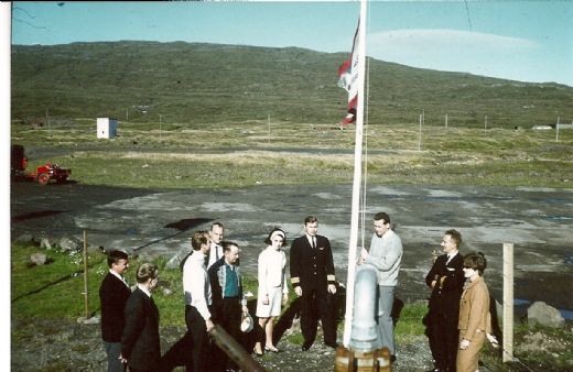 Sidste afgang fra Færøerne. Flaget stryges.