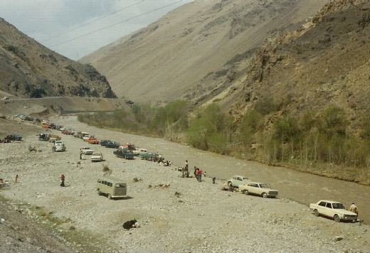 Adgang til vand i Teheran var begrænset så derfor var bilvask ved floden en yndet beskæftigelse i weekenden. Weekend picknic and car wash at the river.