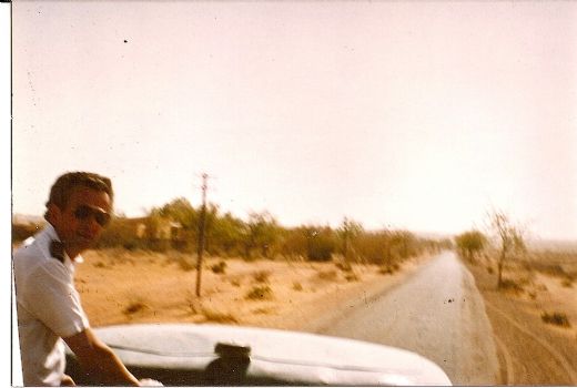 Hjem fra lufthavnen på ladet af en lastbil.Crew transport on a lorry