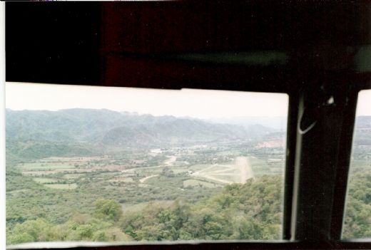 Anflyvning til Camiri flyveplads. En meget stejl anflyvning.
A very steep approach to Camiri airport.