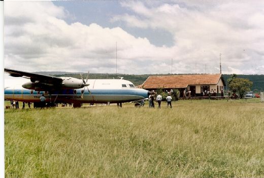 En typisk jungle flyveplads.
A typical airport in the jungle area.