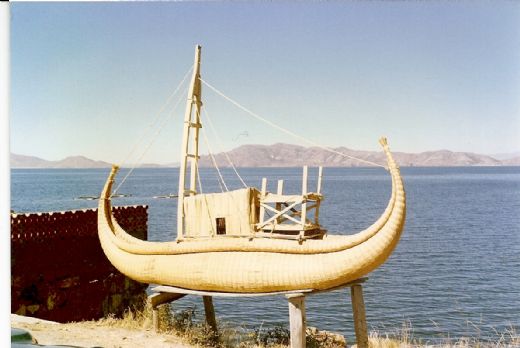 Kopi af Thor Heyerdals RA II ved Titicaca søen. A copy of Thor Heyerdals RA 2 at Lake Titicaca.
